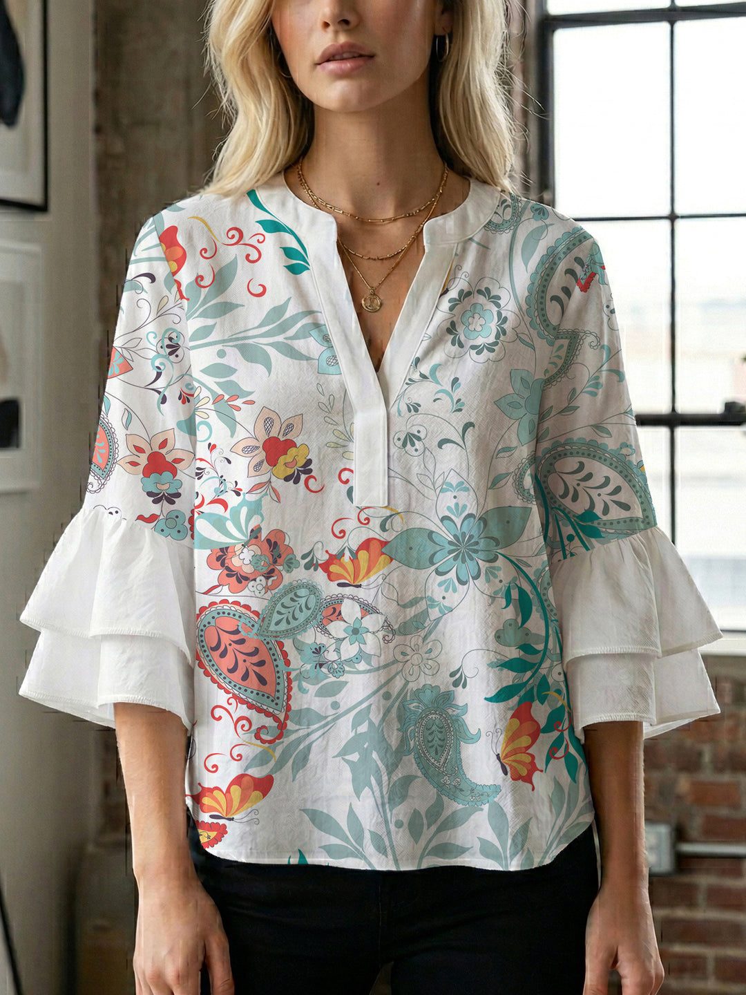 Damen blommkreation med voluminösa ryschärmar Mirla-Eva Jonsson