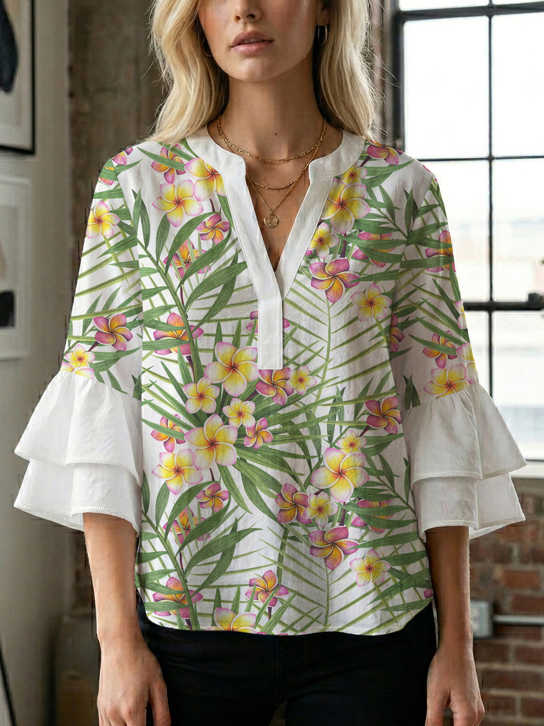 Damen blommkreation med voluminösa ryschärmar Mirla-Eva Jonsson