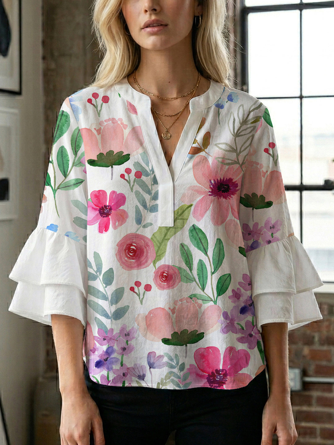 Damen blommkreation med voluminösa ryschärmar Mirla-Eva Jonsson