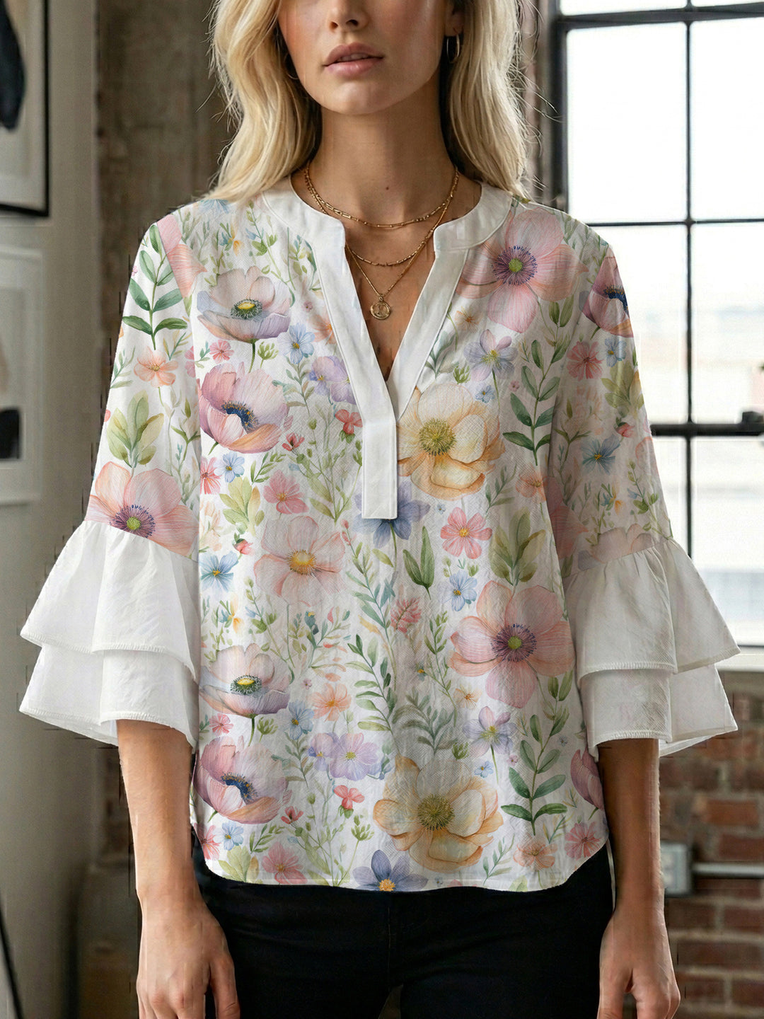 Damen blommkreation med voluminösa ryschärmar Mirla-Eva Jonsson
