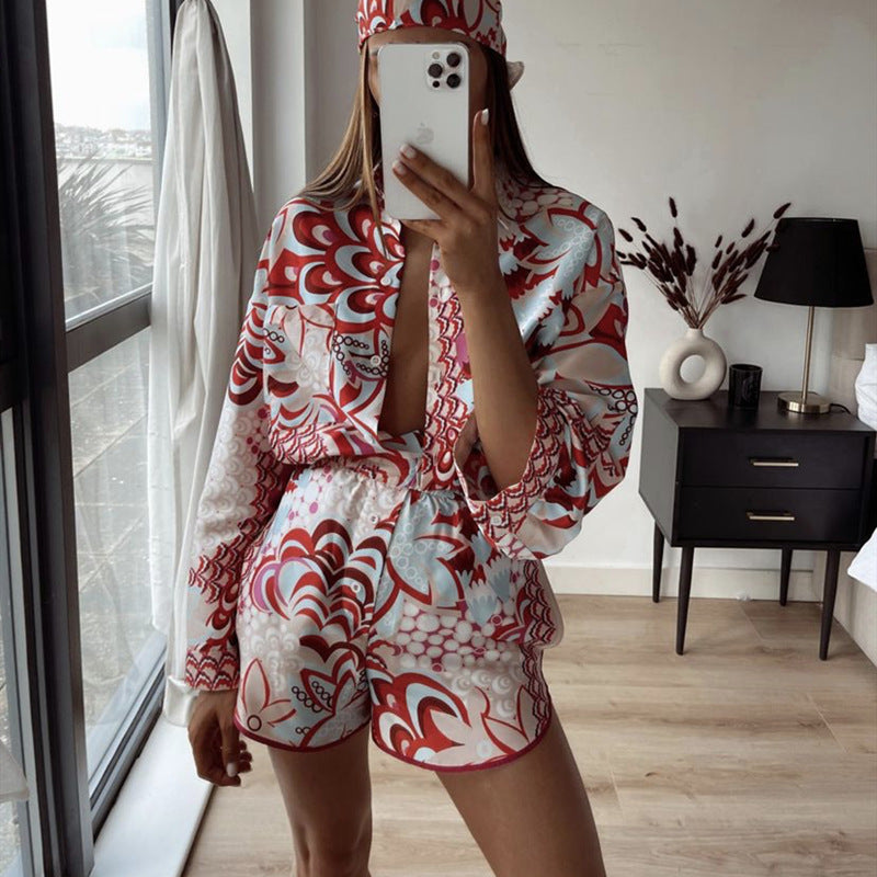 Damen blusset med blommönster och shorts Mirla-Eva Jonsson