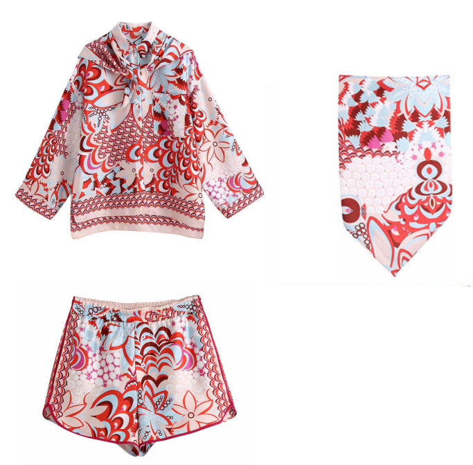 Damen blusset med blommönster och shorts Mirla-Eva Jonsson