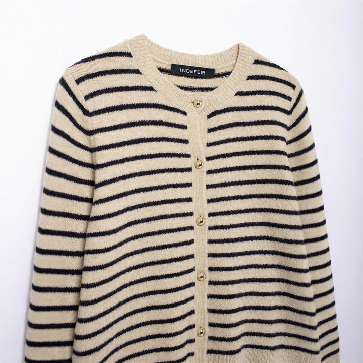 Damen cardigan med fint randmönster och eleganta knappdetaljer Mirla-Eva Jonsson