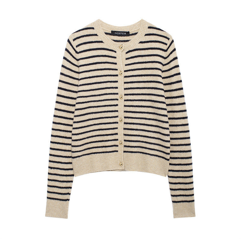 Damen cardigan med fint randmönster och eleganta knappdetaljer Mirla-Eva Jonsson