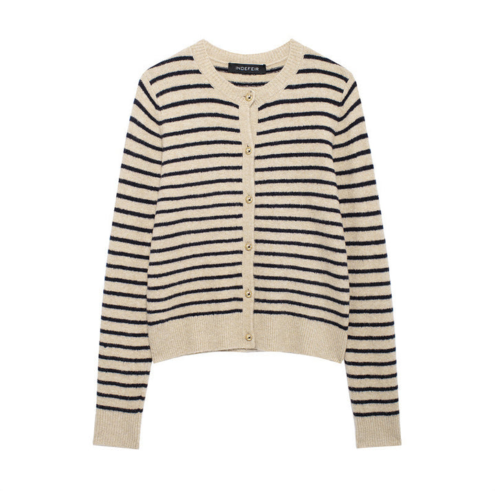 Damen cardigan med fint randmönster och eleganta knappdetaljer Mirla-Eva Jonsson