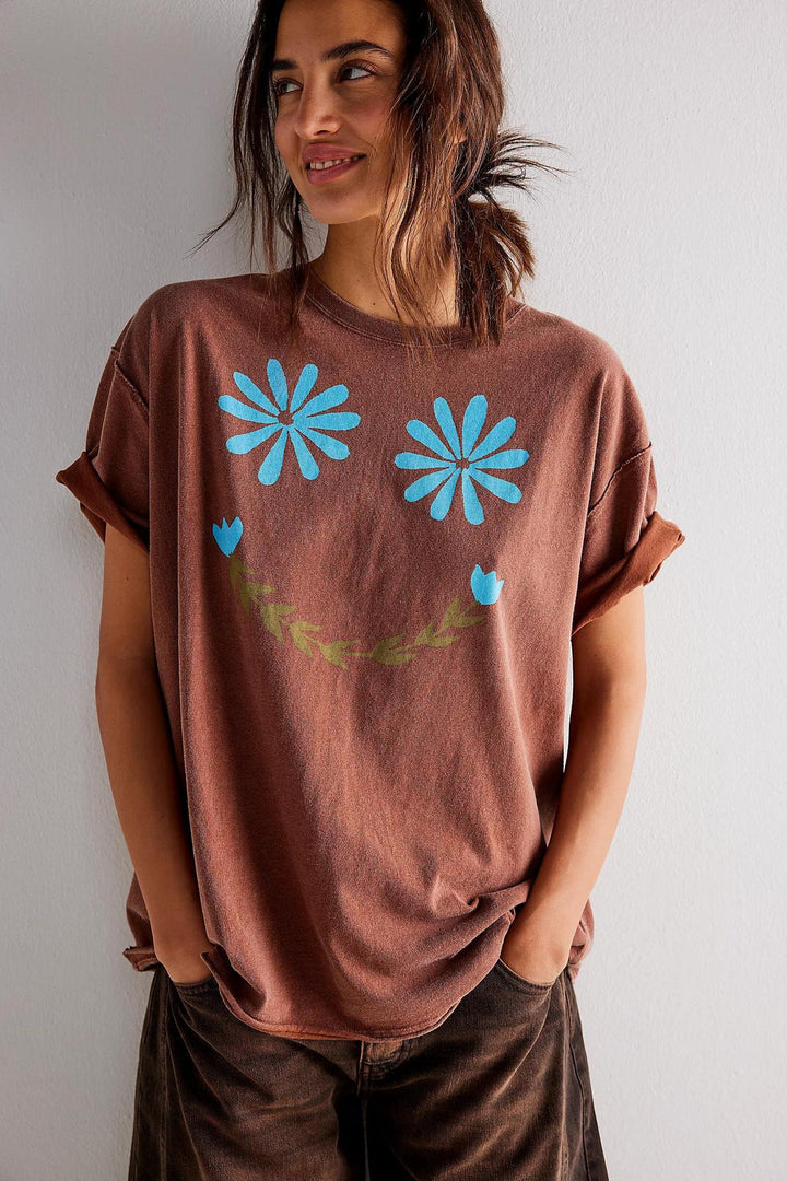 Damen casual T-shirt med blommig smiley-tryck och oversized passform Mirla-Eva Jonsson