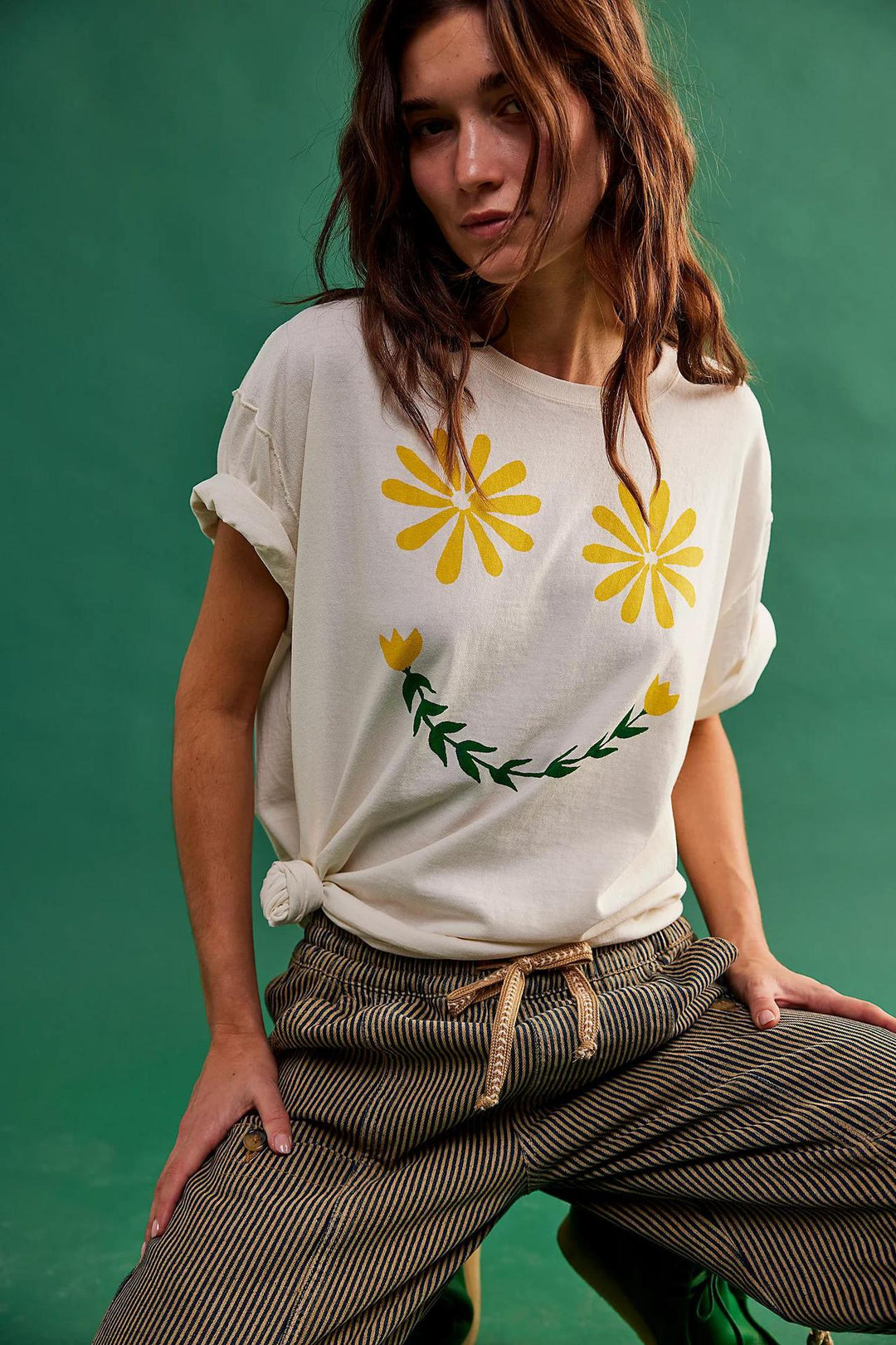 Damen casual T-shirt med blommig smiley-tryck och oversized passform Mirla-Eva Jonsson