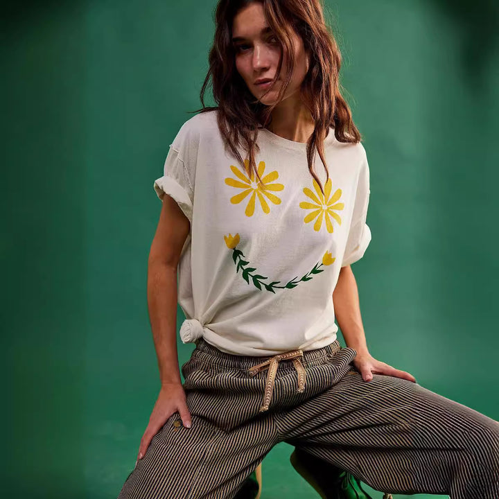 Damen casual T-shirt med blommig smiley-tryck och oversized passform Mirla-Eva Jonsson