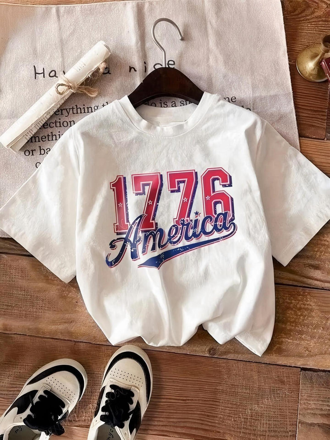 Damen casual T-shirt with striking vintage print Mirla-Eva Jonsson