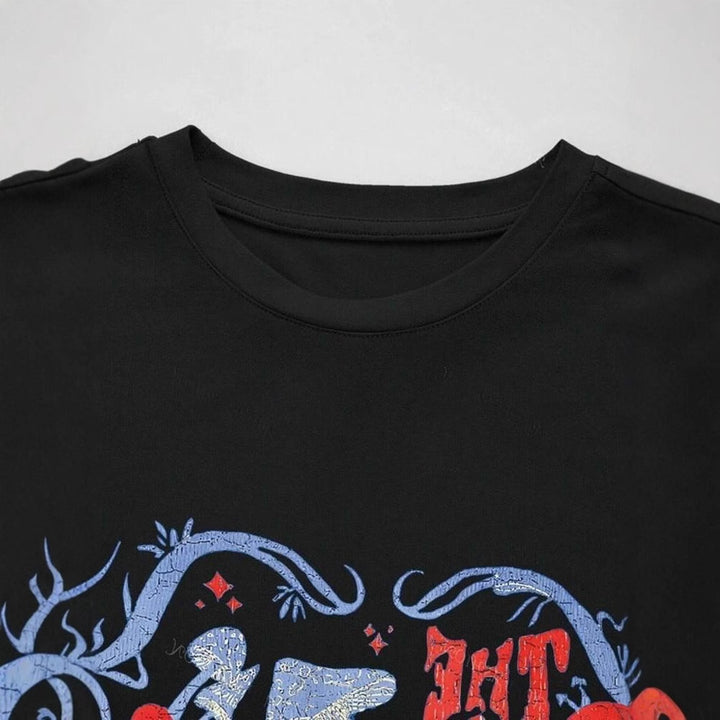 Damen casual crop t-shirt med kreativ grafikdesign Mirla-Eva Jonsson