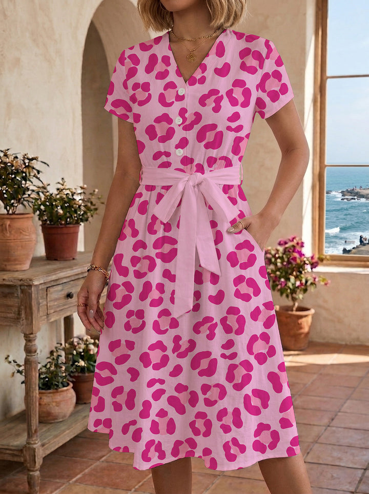Damen casual dress with modern leopard print and adjustable belt Mirla-Eva Jonsson