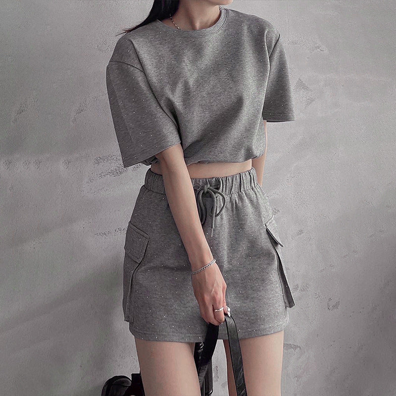 Damen casual fritids-set med cropped T-shirt och kjol Mirla-Eva Jonsson