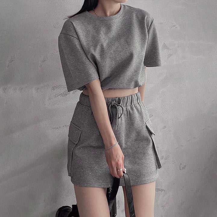 Damen casual fritids-set med cropped T-shirt och kjol Mirla-Eva Jonsson