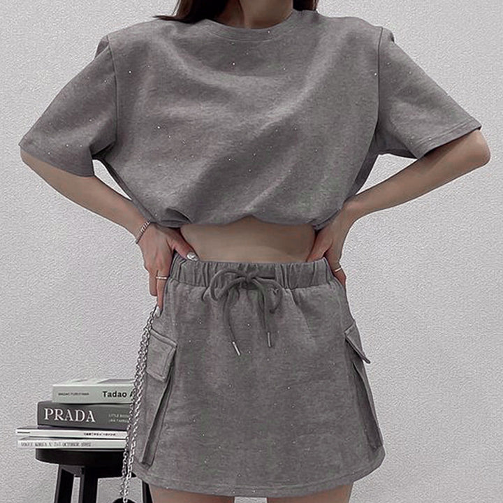 Damen casual fritids-set med cropped T-shirt och kjol Mirla-Eva Jonsson