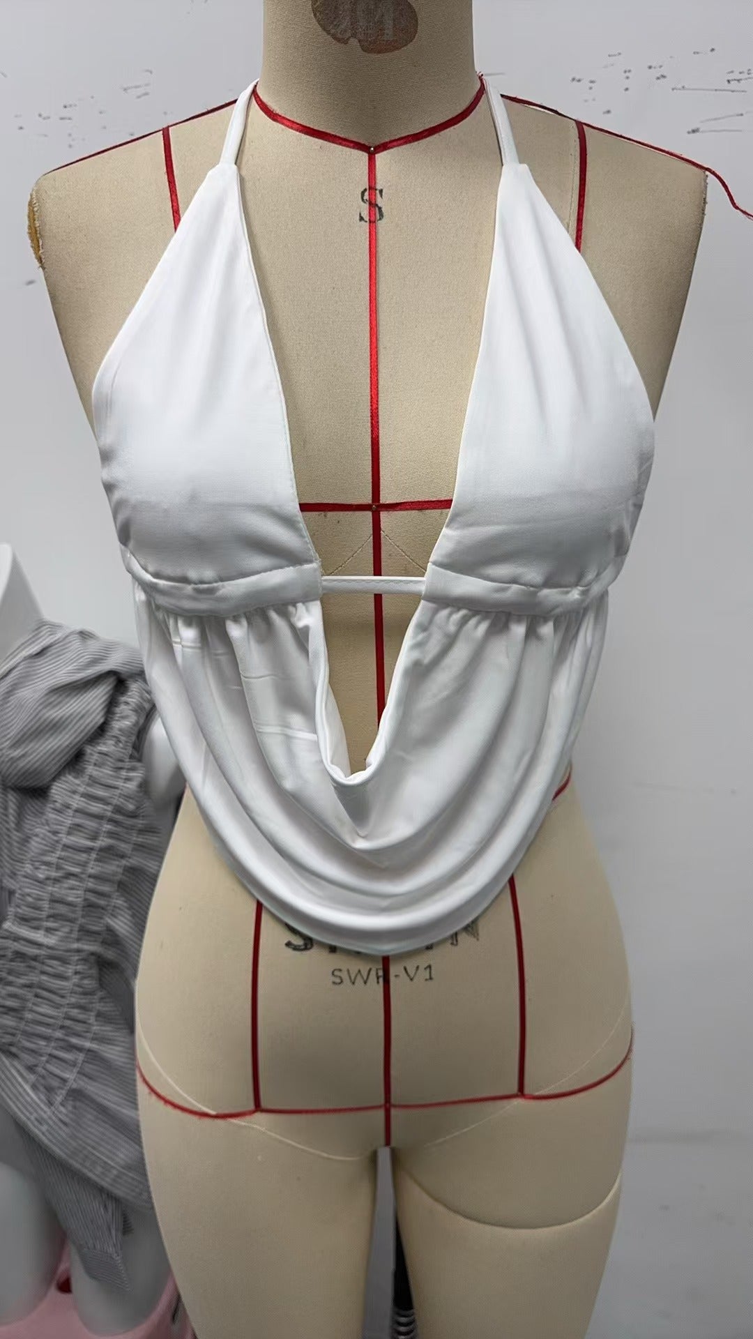Damen casual halter top med djup V-ringning och asymmetrisk drapering Mirla-Eva Jonsson