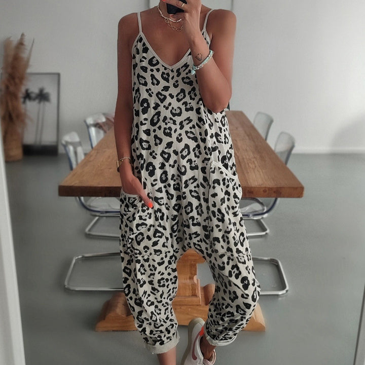 Damen casual jumpsuit med modernt leopardmönster och praktiska fickor Mirla-Eva Jonsson