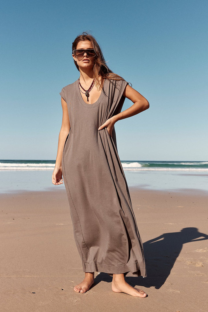 Damen casual maxikleid mit tiefem ausschnitt und seitlichen schlitzen Mirla-Eva Jonsson