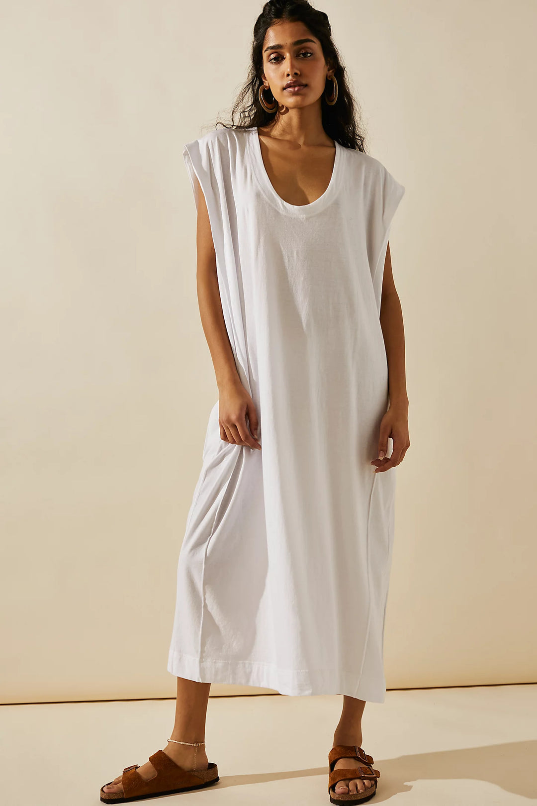 Damen casual maxikleid mit tiefem ausschnitt und seitlichen schlitzen Mirla-Eva Jonsson