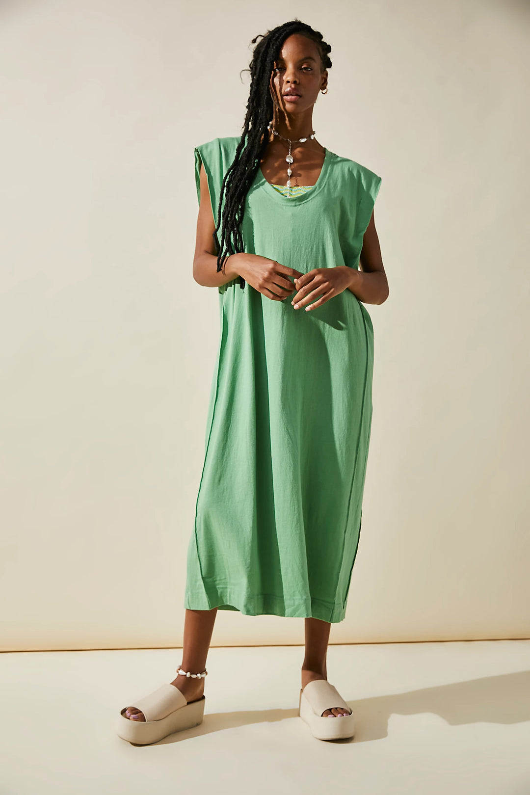 Damen casual maxikleid mit tiefem ausschnitt und seitlichen schlitzen Mirla-Eva Jonsson