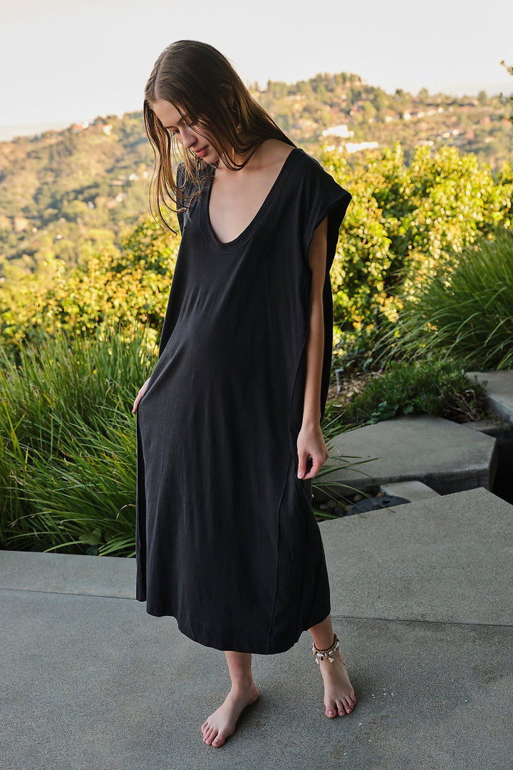 Damen casual maxikleid mit tiefem ausschnitt und seitlichen schlitzen Mirla-Eva Jonsson