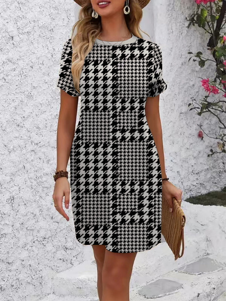 Damen casual short sleeve dress with modern houndstooth pattern and comfortable fit Mirla-Eva Jonsson