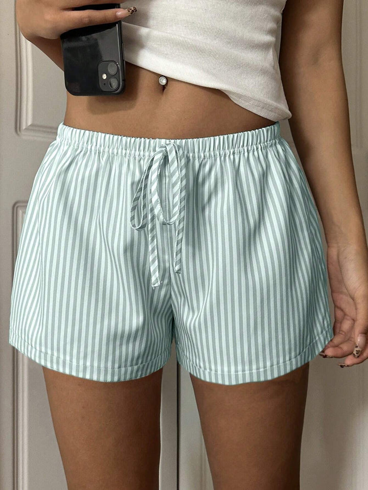 Damen casual shorts with elastic waistband and fine stripe pattern Mirla-Eva Jonsson