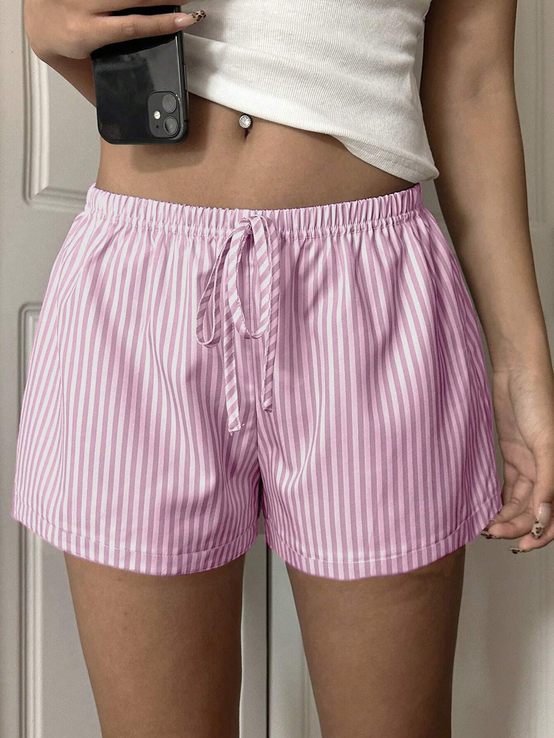 Damen casual shorts with elastic waistband and fine stripe pattern Mirla-Eva Jonsson