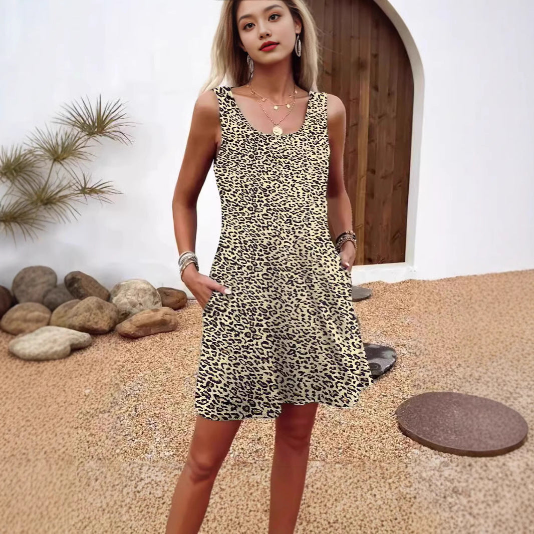 Damen casual summer dress with feather pattern and practical side pockets Mirla-Eva Jonsson