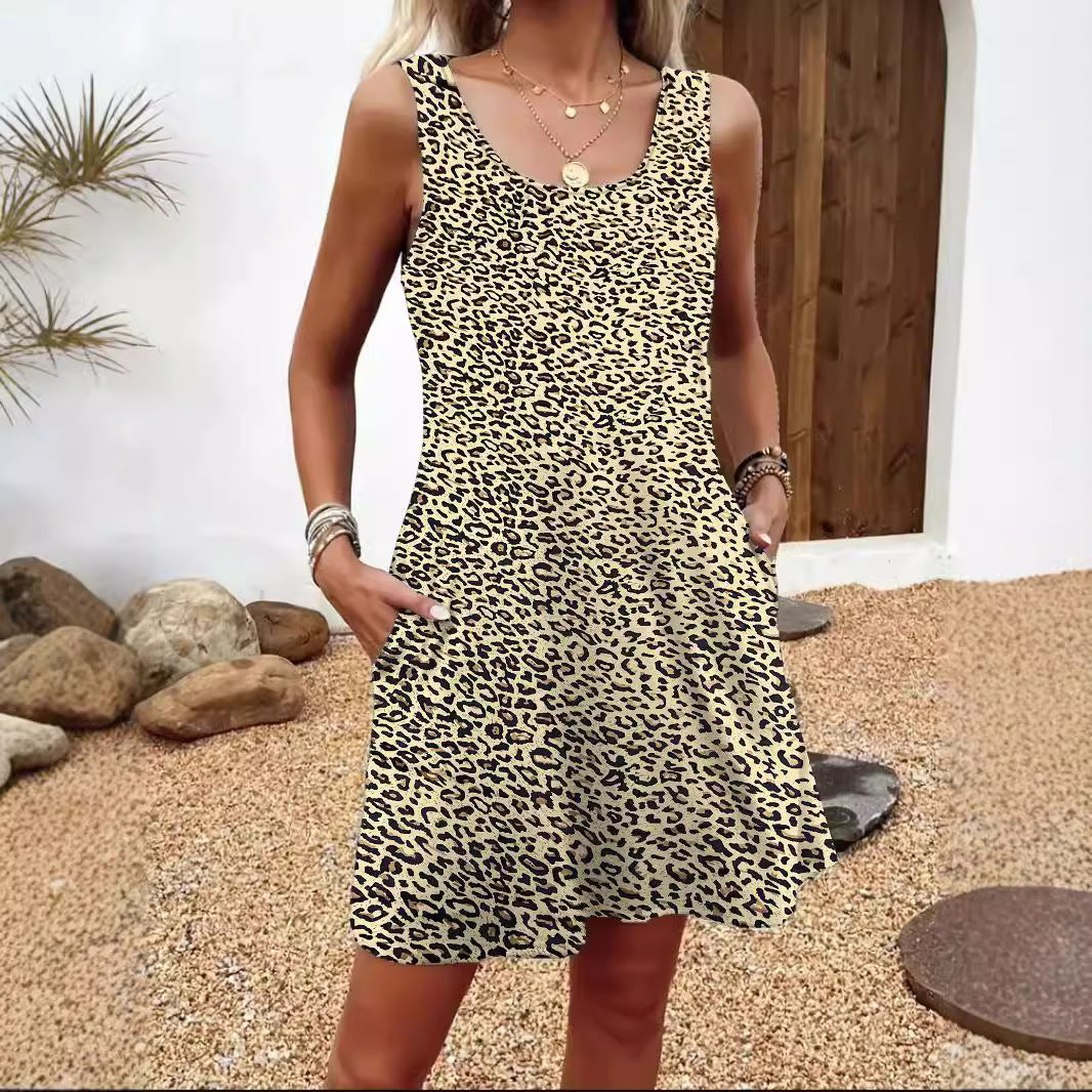 Damen casual summer dress with feather pattern and practical side pockets Mirla-Eva Jonsson
