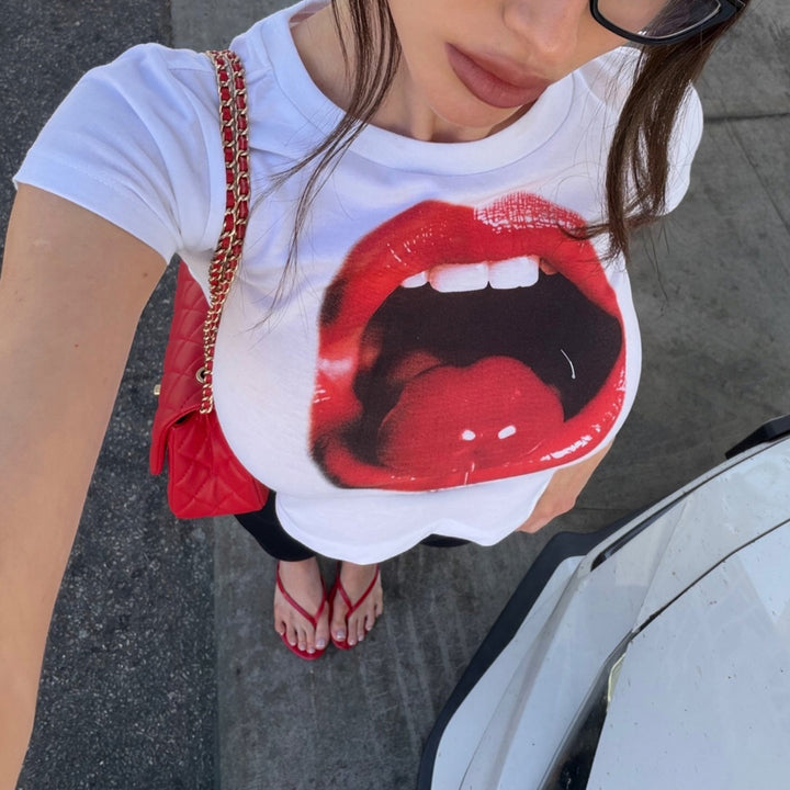 Damen croppad T-shirt med iögonfallande läpptryck och moderna skärningselement Mirla-Eva Jonsson