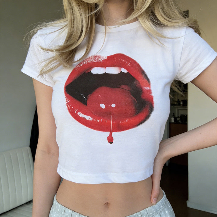 Damen croppad T-shirt med iögonfallande läpptryck och moderna skärningselement Mirla-Eva Jonsson