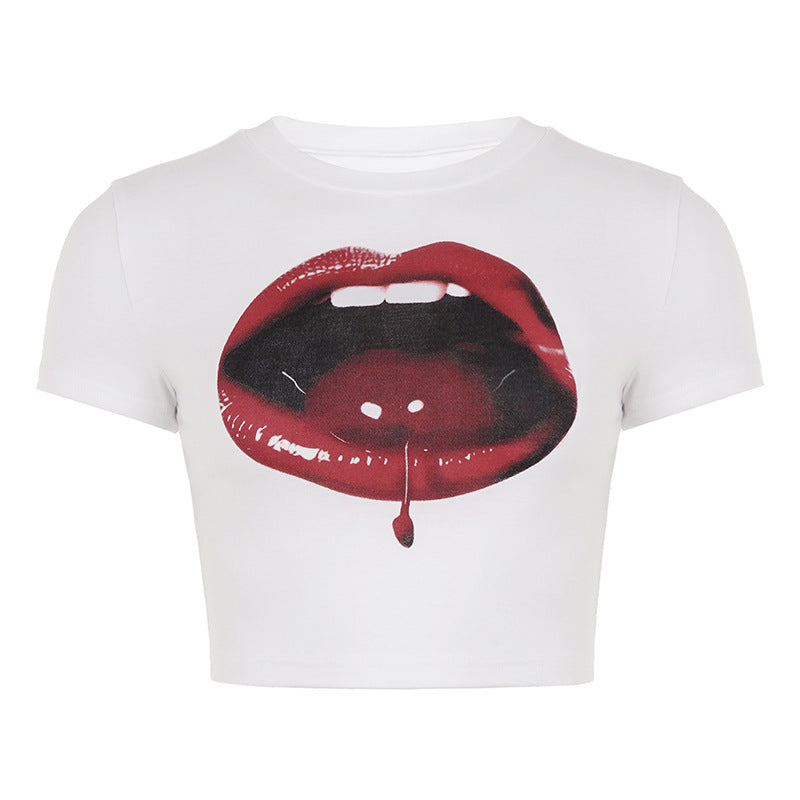 Damen croppad T-shirt med iögonfallande läpptryck och moderna skärningselement Mirla-Eva Jonsson