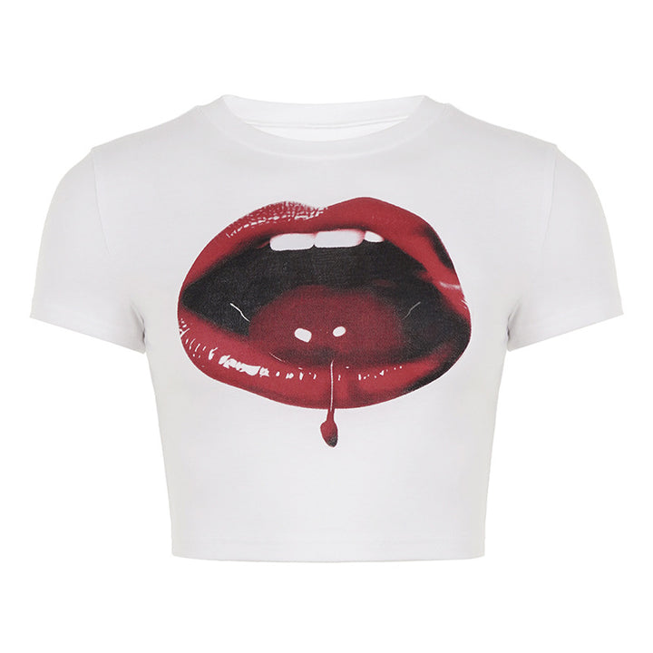 Damen croppad T-shirt med iögonfallande läpptryck och moderna skärningselement Mirla-Eva Jonsson