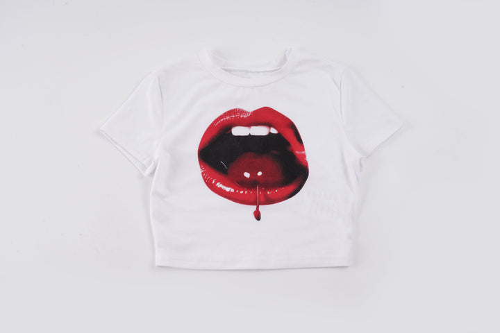 Damen croppad T-shirt med iögonfallande läpptryck och moderna skärningselement Mirla-Eva Jonsson