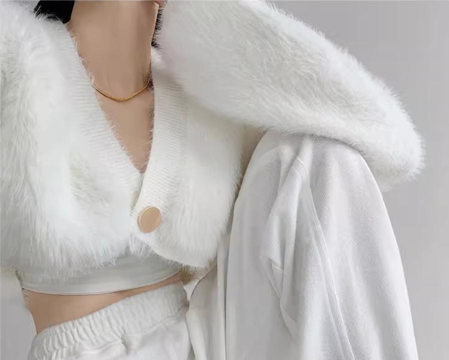 Damen cropped Strickjacke mit voluminösen Ärmeln und Knopfdetail Mirla-Eva Jonsson