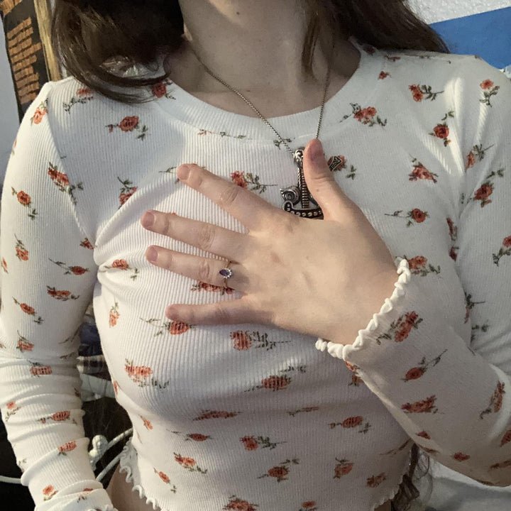Damen cropped långärmad topp med blommönster ribbat design Mirla-Eva Jonsson