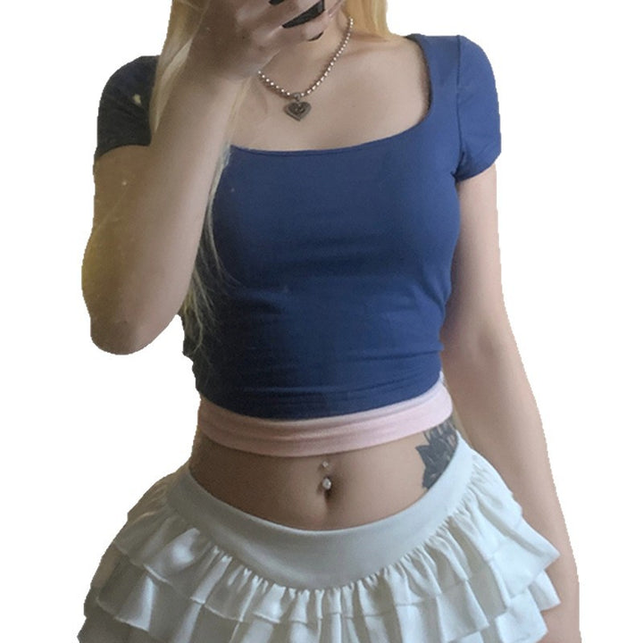 Damen cropped topp med elegant fyrkantig halsringning och kontrasterande fåll Mirla-Eva Jonsson