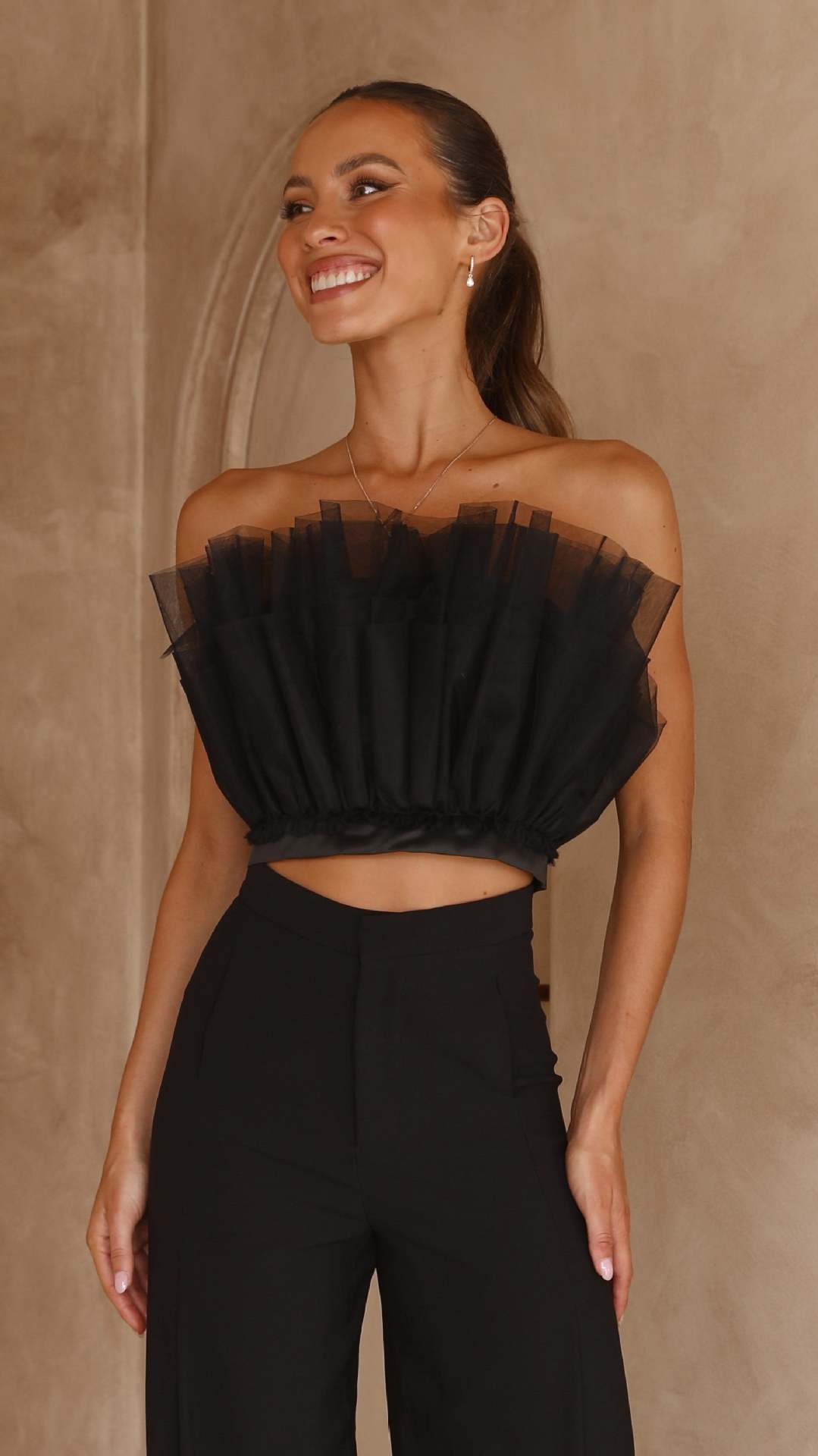 Damen cropped topp med transparanta volangdetaljer Mirla-Eva Jonsson