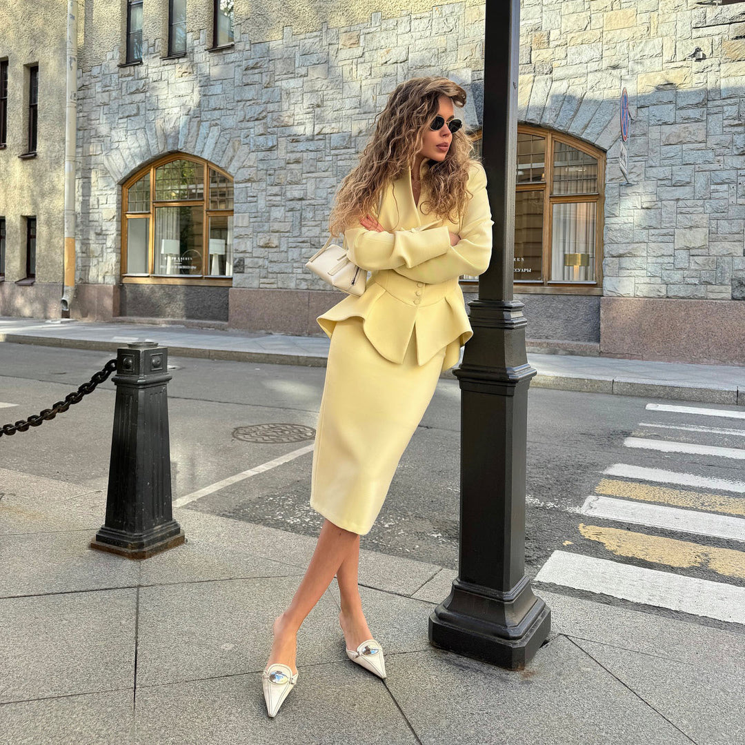 Damen elegant blazer- och kjol-set med strukturerad design och glittrande knapppdetaljer Eva Jonsson-Eva Jonsson