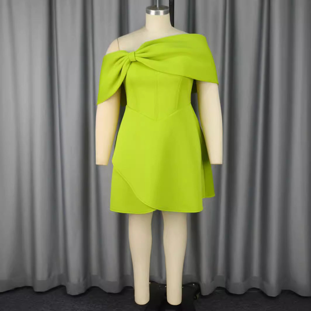 Damen elegant minikjol med asymmetrisk snitt och voluminös överdel Mirla-Eva Jonsson