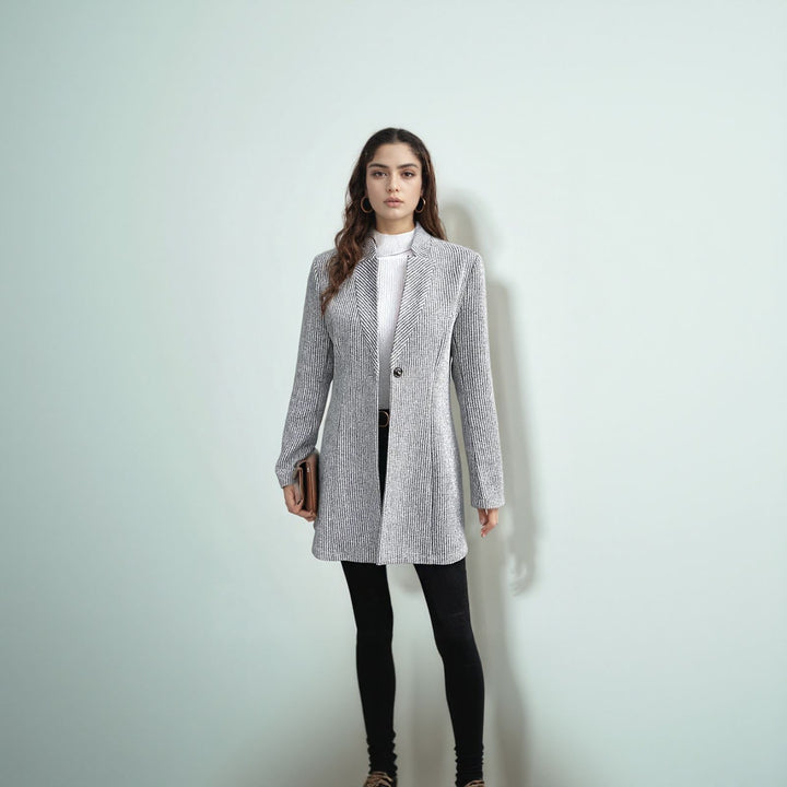 Damen elegant stickad blazer med slagkrage och subtil ribbstruktur Mirla-Eva Jonsson