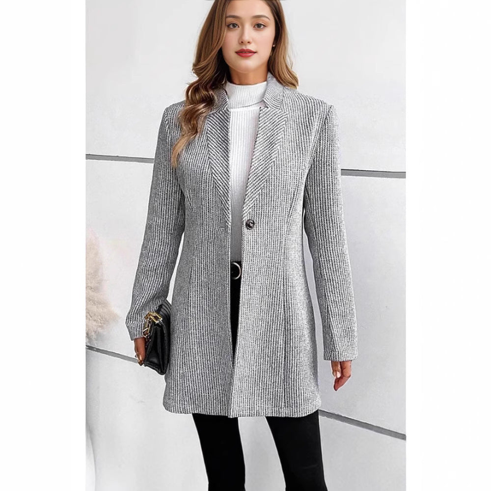 Damen elegant stickad blazer med slagkrage och subtil ribbstruktur Mirla-Eva Jonsson