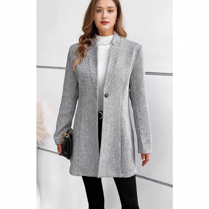 Damen elegant stickad blazer med slagkrage och subtil ribbstruktur Mirla-Eva Jonsson