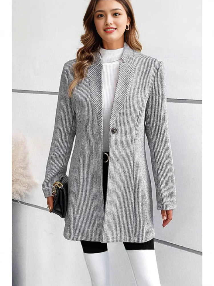Damen elegant stickad blazer med slagkrage och subtil ribbstruktur Mirla-Eva Jonsson