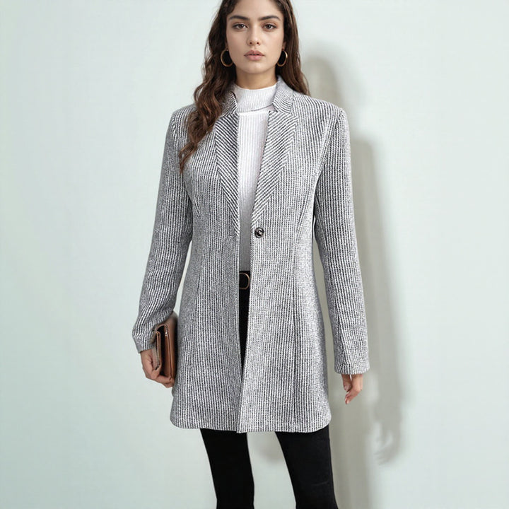 Damen elegant stickad blazer med slagkrage och subtil ribbstruktur Mirla-Eva Jonsson