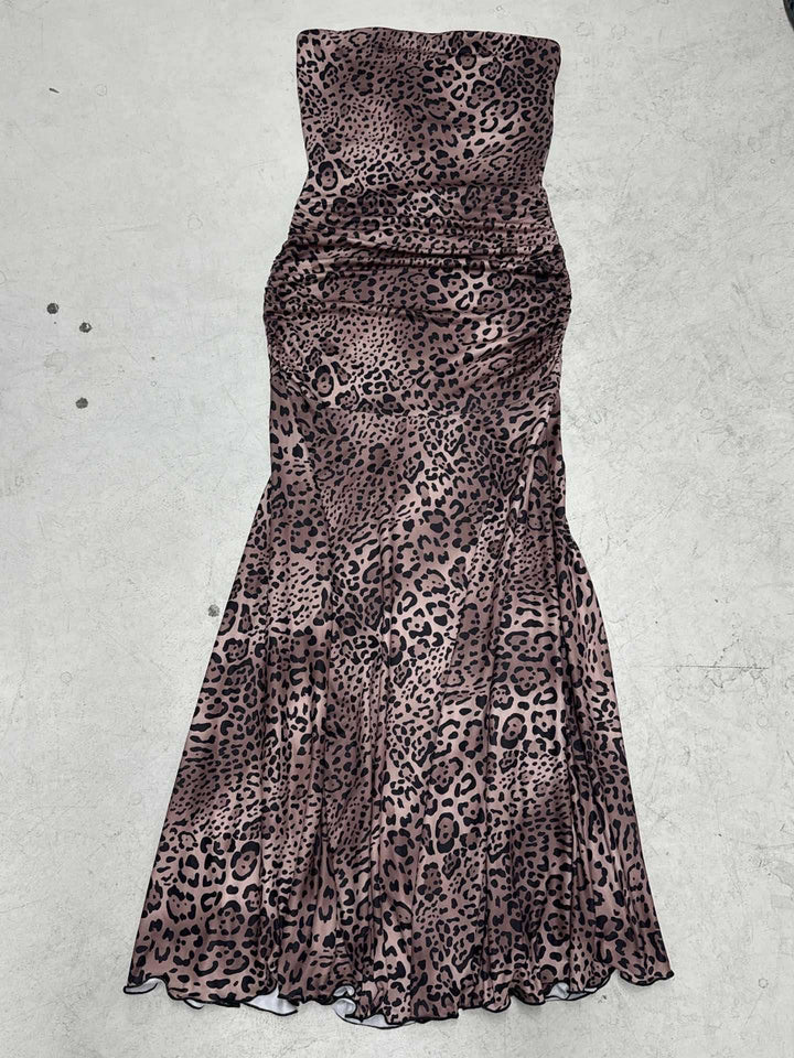 Damen elegant wrap dress with leopard print and voluminous hem Mirla-Eva Jonsson