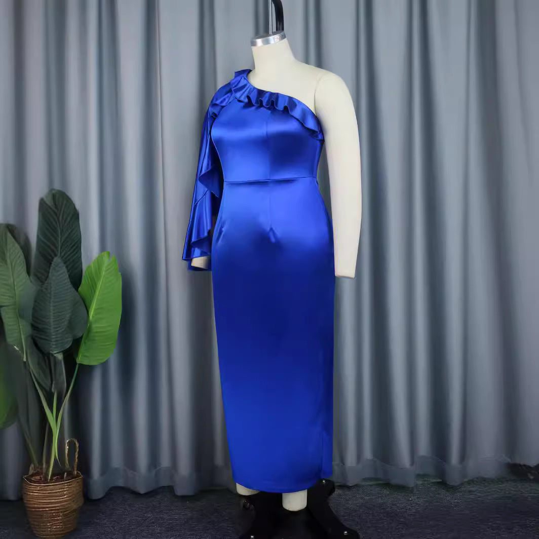 Damen eleganta maxiklänning med asymmetrisk volangdesign Mirla-Eva Jonsson