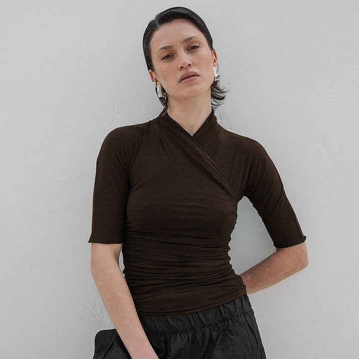 Damen eleganta omlottöverdel med moderiktig rynkeffekt Mirla-Eva Jonsson