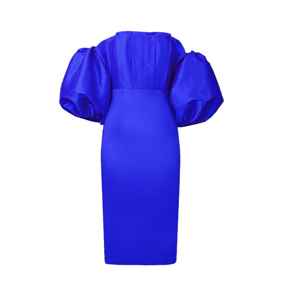 Damen figurnära klänning med off-shoulder design och voluminösa puffärmar Mirla-Eva Jonsson