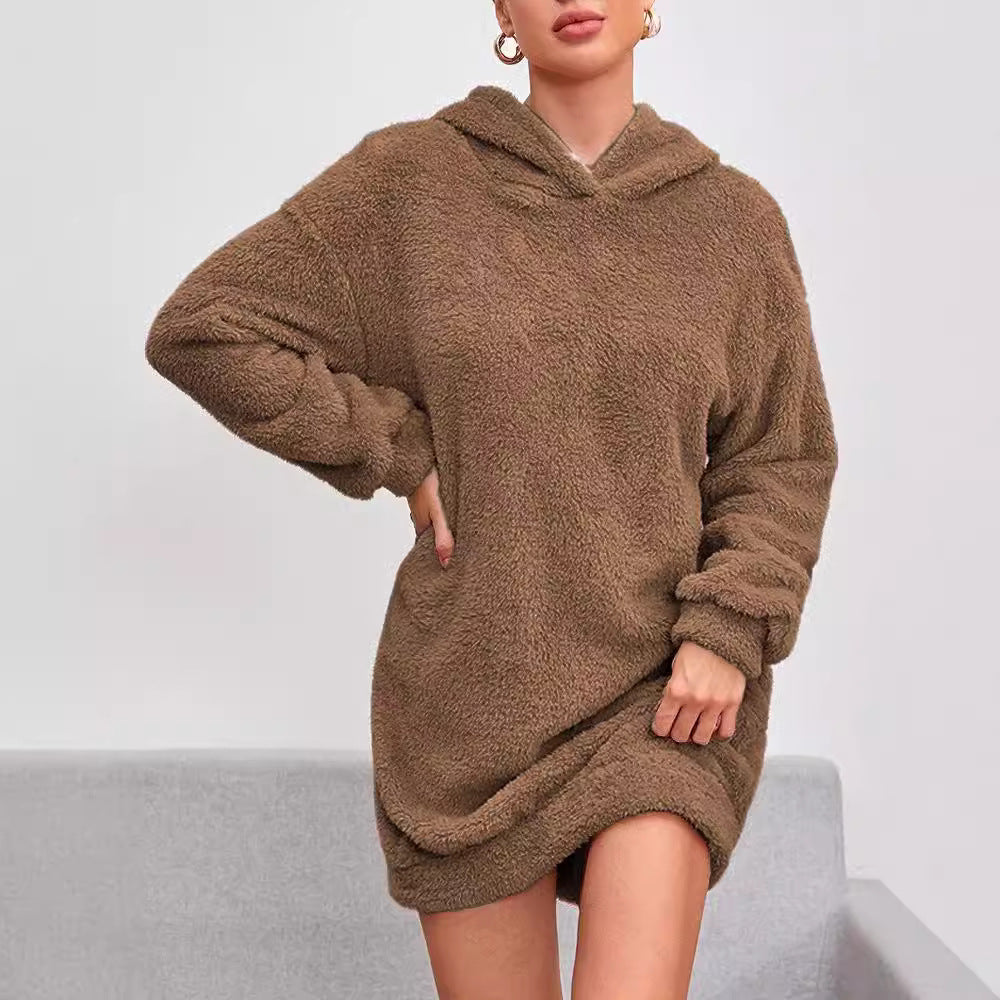 Damen fluffig hoodie-klänning med huva och praktiska fickor Mirla-Eva Jonsson